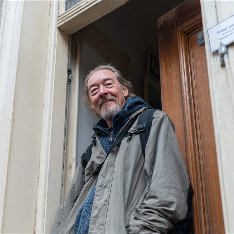 huurder lachend in de deuropening